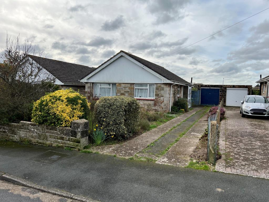 Lot: 6 - DETACHED BUNGALOW FOR IMPROVEMENT AND GARAGE - Outside of property